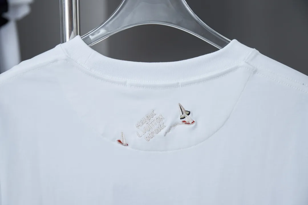 🅿️180 1V 25SS new style in early spring Colorful embroidered sailboat Lv letter short sleeve Light luxury essential item for daily commuting for men and women Correct version Welcome to compare Detailed features · 320g 100% pure cotton double yarn jersey fabric · Custom dyed in the same vat with special thickening 32 pieces of double-strand 1X1 thread · The front panel uses multi-needle embroidery technology to embroider the colorful sailboat pattern Lv letter graphics · Back panel ghost back design + sailboat pattern + letter logo embroidery · Double-needle cross-stitching process · Original main mark, washed tag, branded moisture-proof paper packaging Color: black/white Size: S/M/L/XL